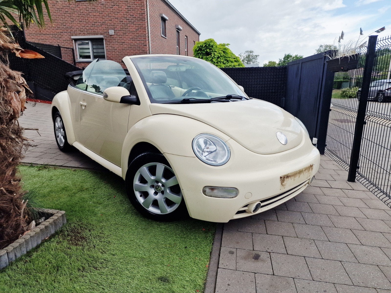 Volkswagen beetle cabrio 1.9 diesel 

Bouwjaar 2005, Auto's, Cabriolet, Beige, Leder, Bedrijf