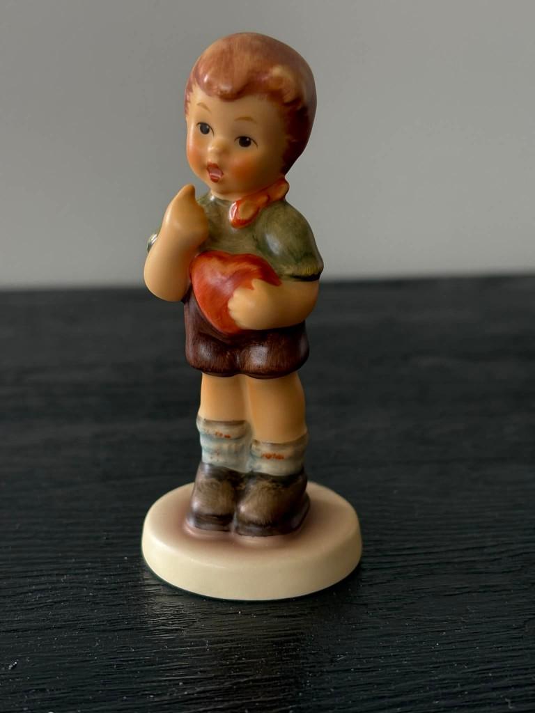 Hummel Goebel, jongen met hartje, Ophalen of Verzenden, Zo goed als nieuw, Hummel