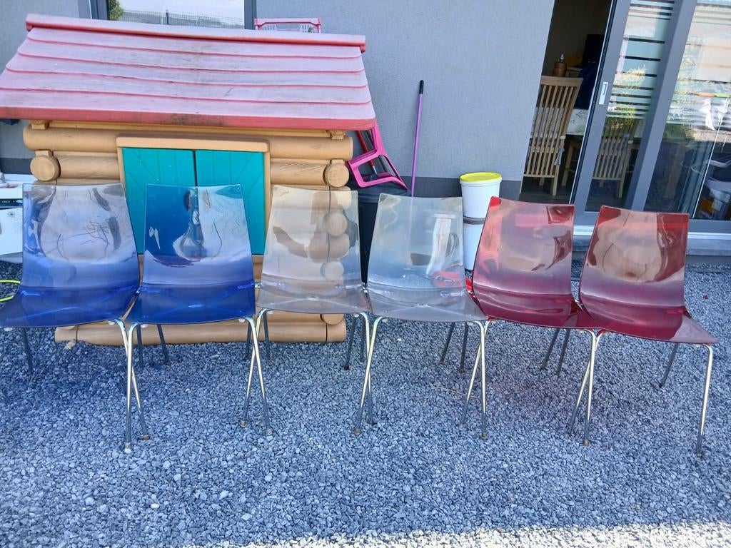 Chaises de couleurs en plexiglass