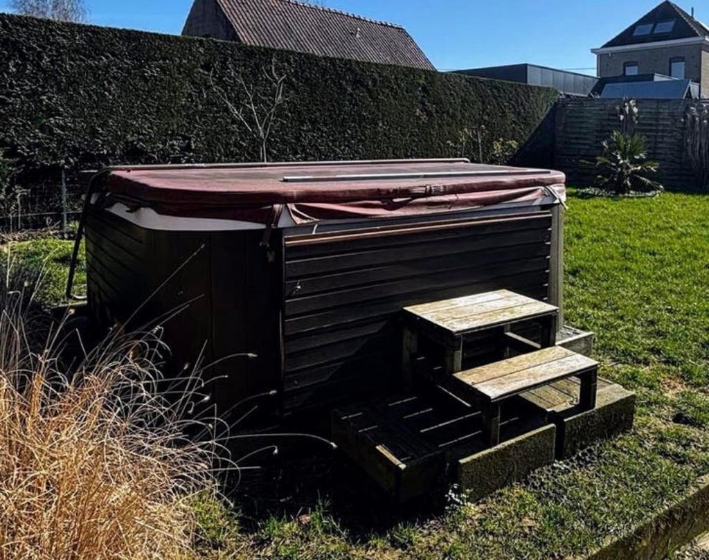 A vendre Jacuzzi  Spa 6 places . PRÉVOIR RÉPARATIONS, Enlèvement
