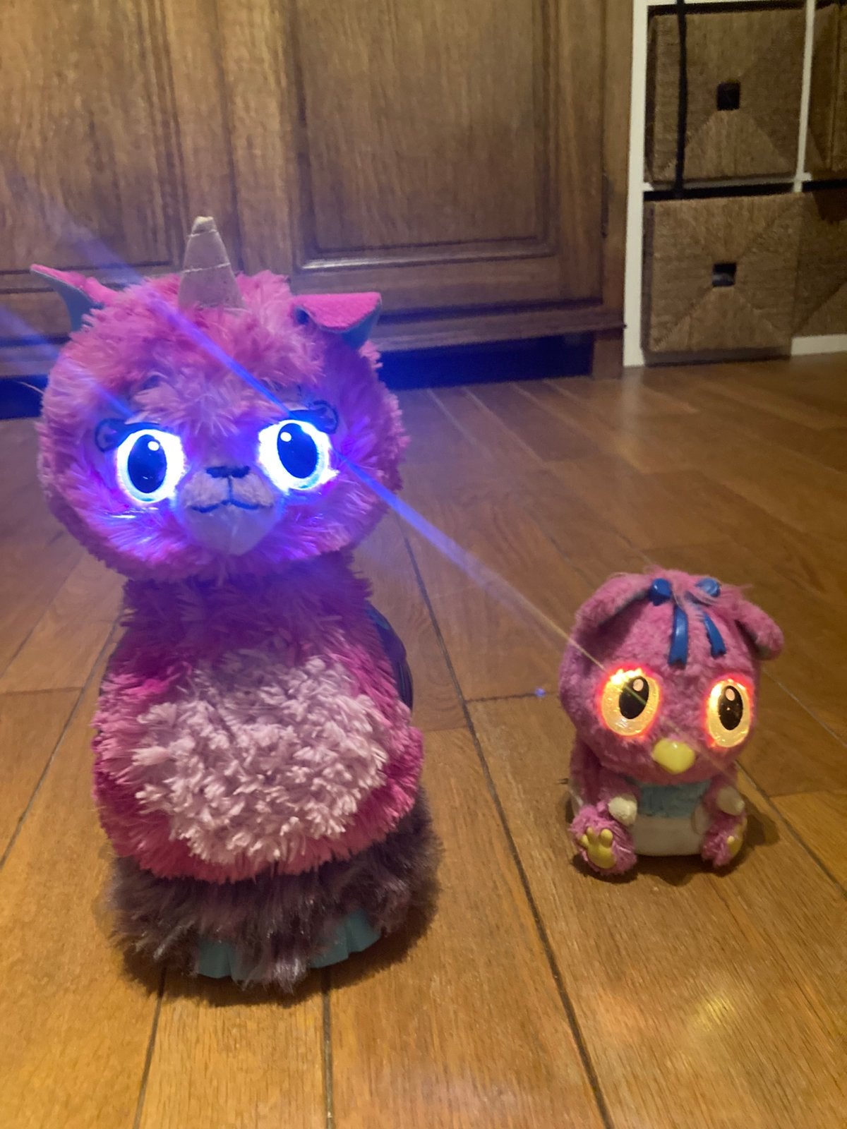 Twee hatchimals 1 hatchimal WOW en 1 kleinere roos, Ophalen, Zo goed als nieuw