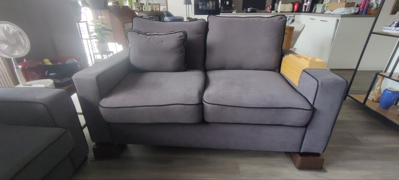 Grijze tweezitsbank, zetel, fauteuil, Ophalen, Hout, 150 tot 200 cm, Tweepersoons