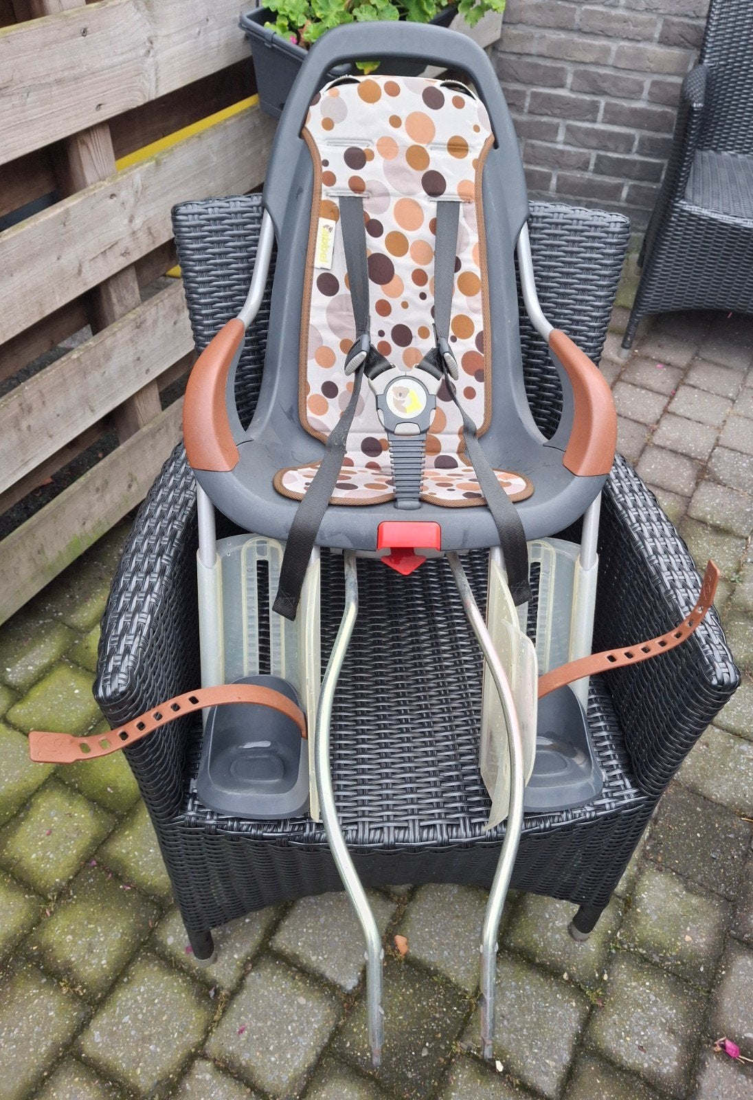 Qibbel fietsstoeltje achteraan, Fietsen en Brommers, Fietsaccessoires | Fietsstoeltjes, Ophalen
