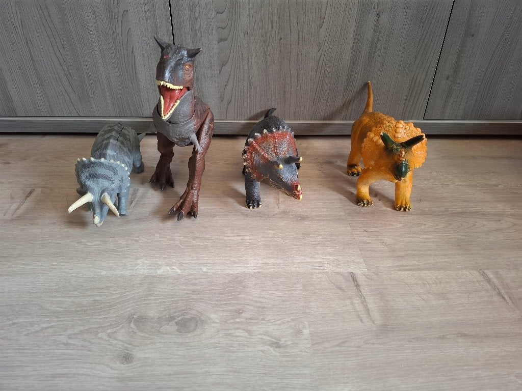 4 verschillende dino's, Ophalen, Zo goed als nieuw