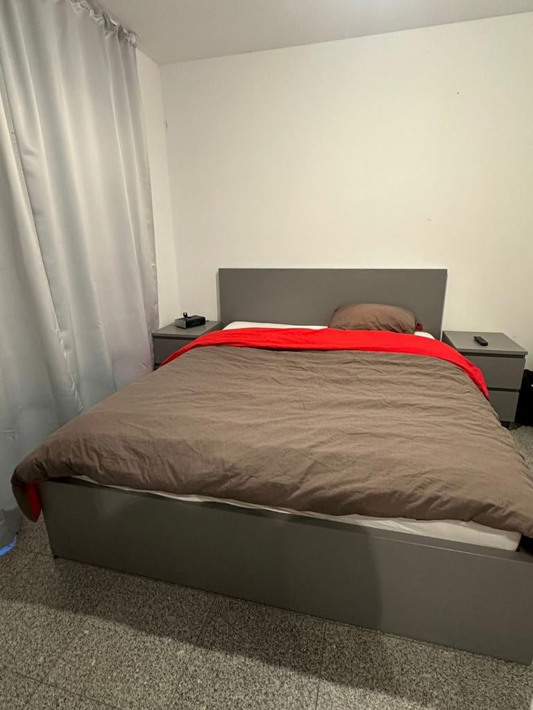 Bed, lattenbodem en twee nachtkastjes, Enlèvement, Comme neuf, Deux personnes