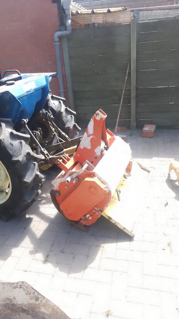 Verticuteer machine voor minitractor. Filmpje waarop hij wer, Enlèvement