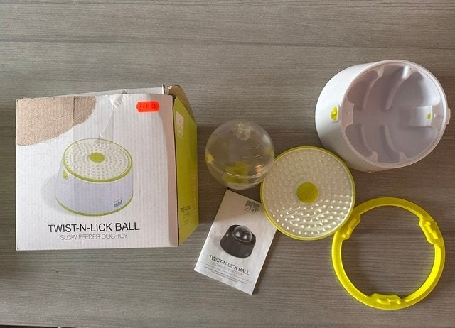 Twist-n-lick ball (nr2224a), Animaux & Accessoires, Jouets pour chiens, Enlèvement ou Envoi, Comme neuf, Jouet distributeur de friandises
