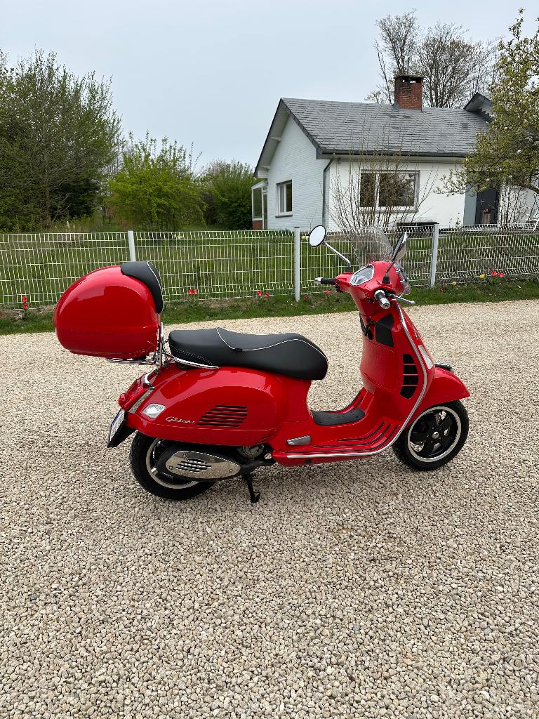 2 Vespas GTS 125ie Piaggio + remorque pour 2 scooters., 125 cm³, Vespa S, Comme neuf, Classe B (45 km/h)