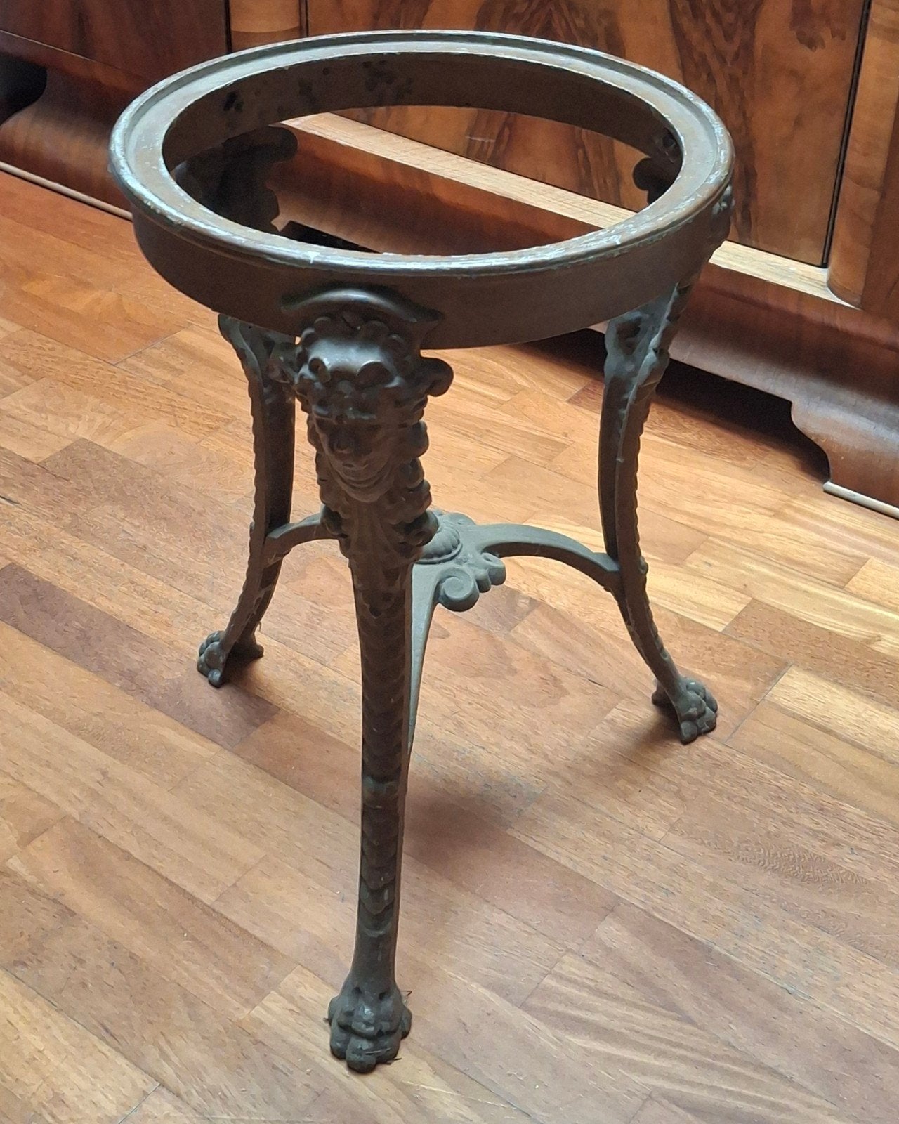 guéridon en fonte, Enlèvement