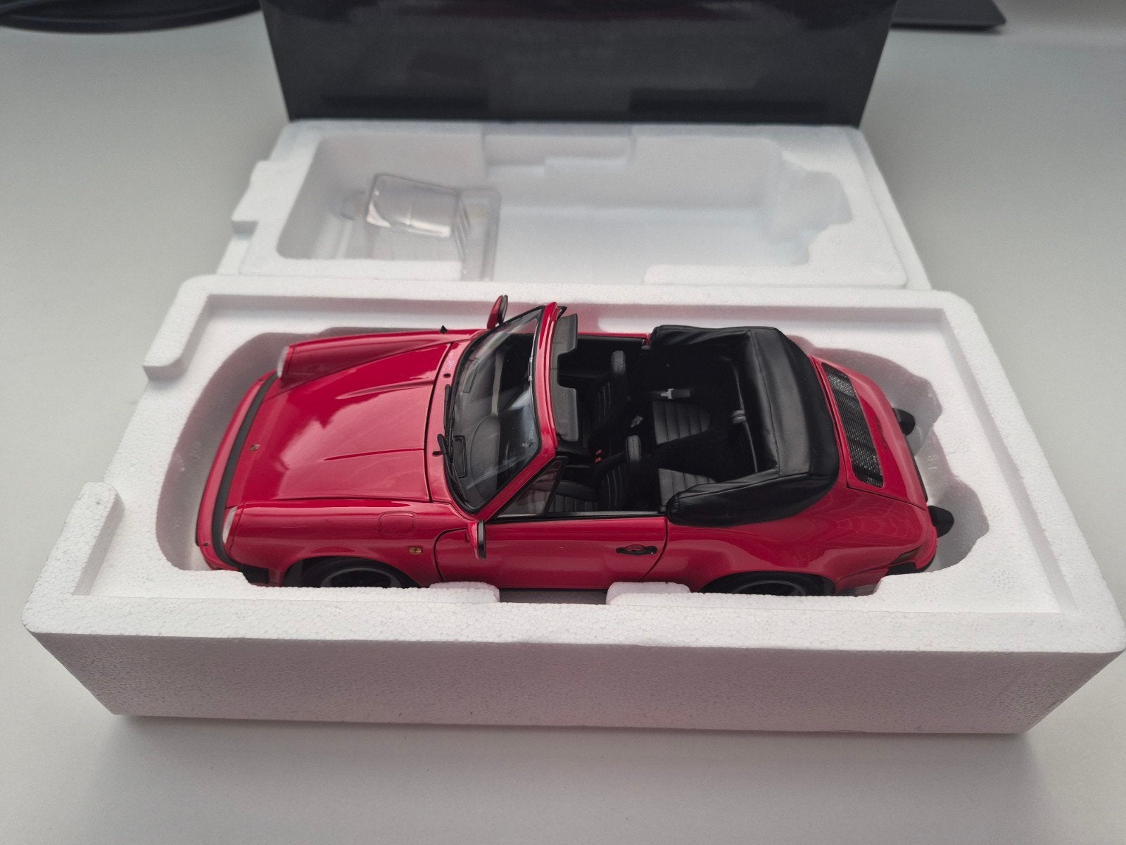 Minichamps 1/18 Porsche 911 Carrera Cabriolet 1983, Hobby en Vrije tijd, Modelauto's | 1:18, Ophalen of Verzenden, Nieuw, Auto