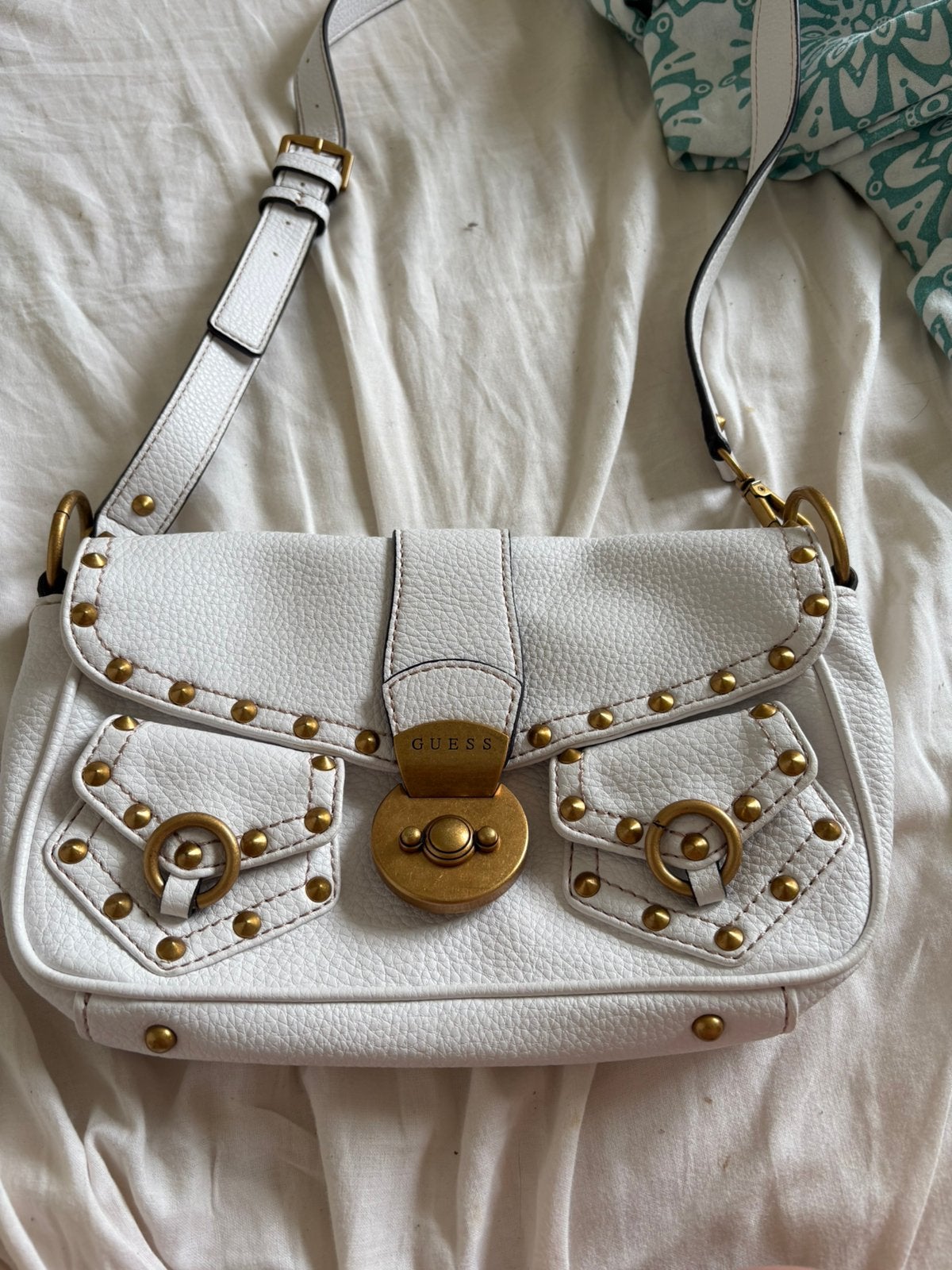 een witte handtas van guess, Bijoux, Sacs & Beauté, Sacs | Sacs Femme, Enlèvement, Comme neuf, Sac à main