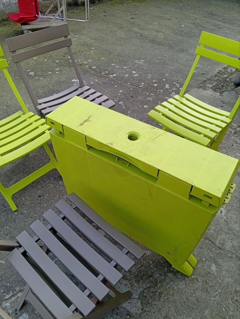 Table pliable avec 4 chaises