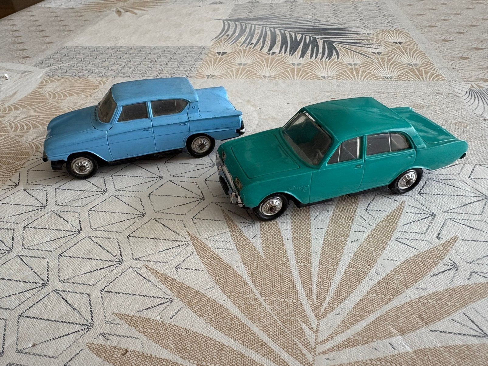 2 x Ford - ( Consul 315 - Taunus 17 M banaan ), Hobby en Vrije tijd, Ophalen of Verzenden, Zo goed als nieuw