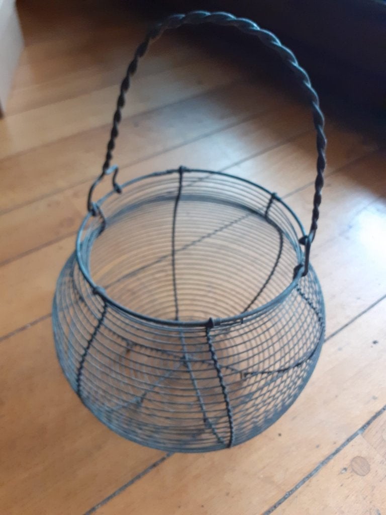 Panier à oeufs ancien, Enlèvement