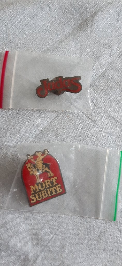 bier - 2x pin Judas + Mort Subite , beide speldjes =3cm, Ophalen of Verzenden, Nieuw, Reclamebord, Plaat of Schild, Overige merken