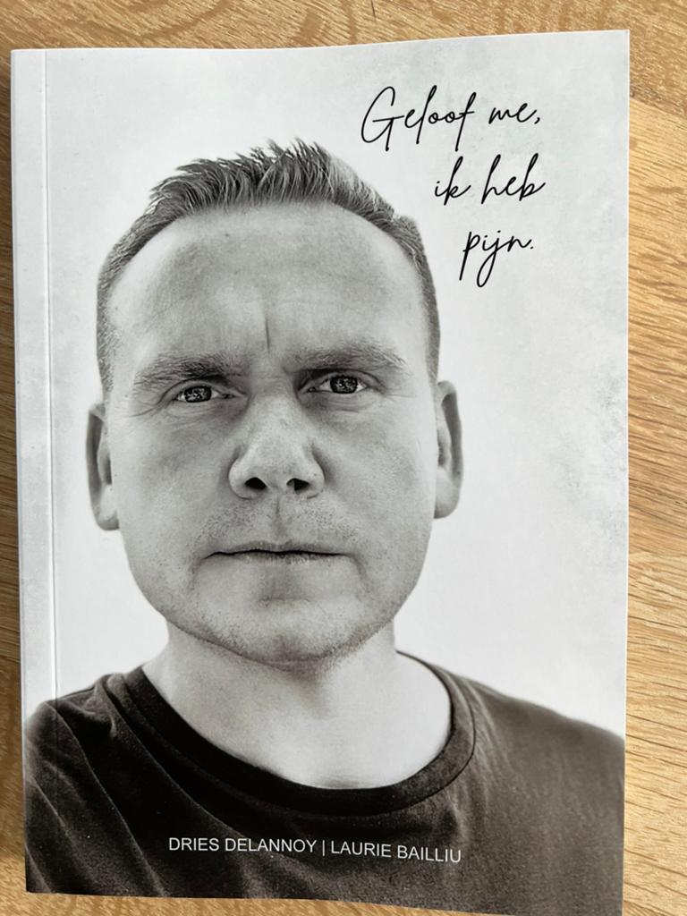 Geloof me, ik heb pijn - Dries Delannoy Laurie Bailliu, Boeken, Biografieën, Ophalen of Verzenden, Zo goed als nieuw