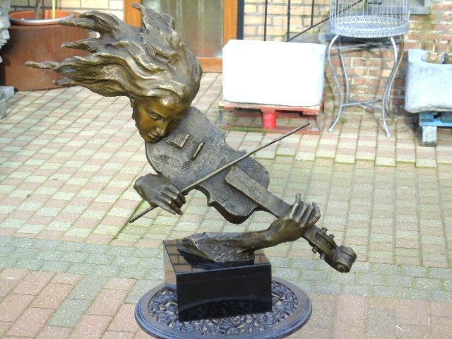 gesigneerde bronzen buste van de vrouw met de viool, MILO, Antiek en Kunst, Ophalen, Brons