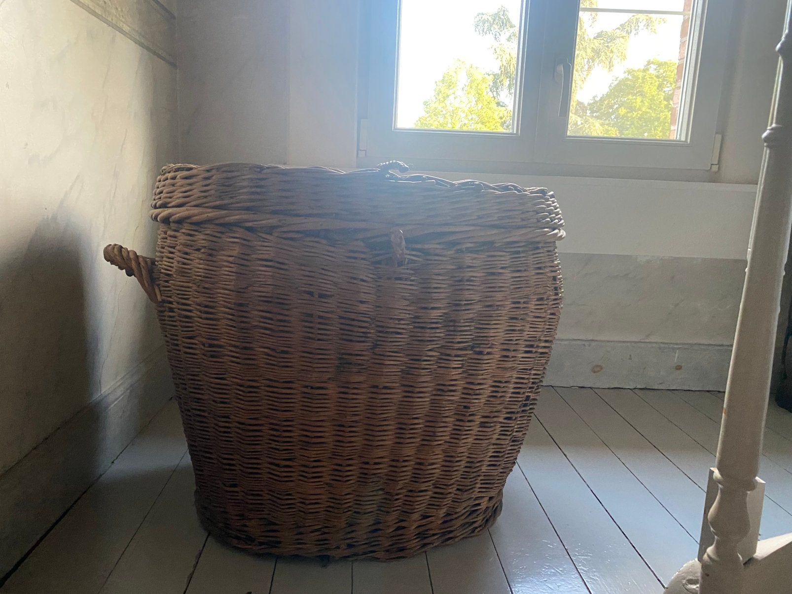 Grote vintage rieten mand met deksel en handgrepen, Ophalen, Gebruikt, Mand, Met deksel