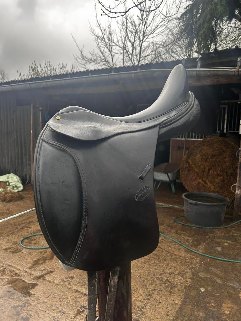 Selle de dressage noire 17p, Animaux & Accessoires, Chevaux & Poneys | Selles, Enlèvement ou Envoi, Comme neuf, Dressage