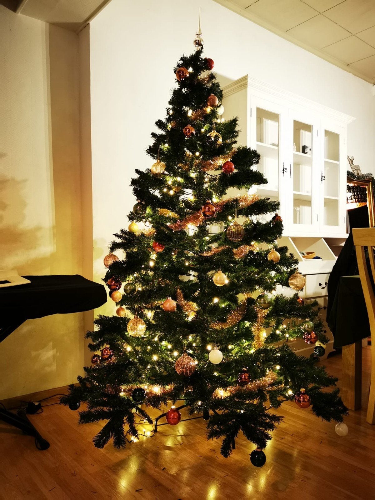 Kunstkerstboom +- 200 cm incl. ballen, slingers en lampjes, Ophalen, Zo goed als nieuw