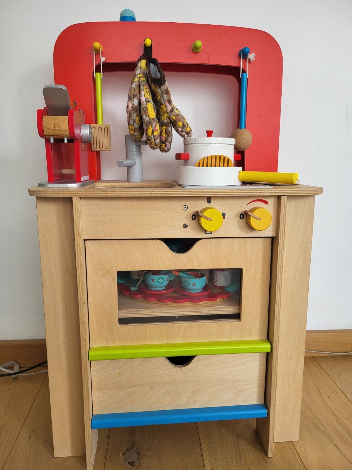 Cuisine et cafetière Goki + dinette Djeco, Enfants & Bébés, Enlèvement, Bois
