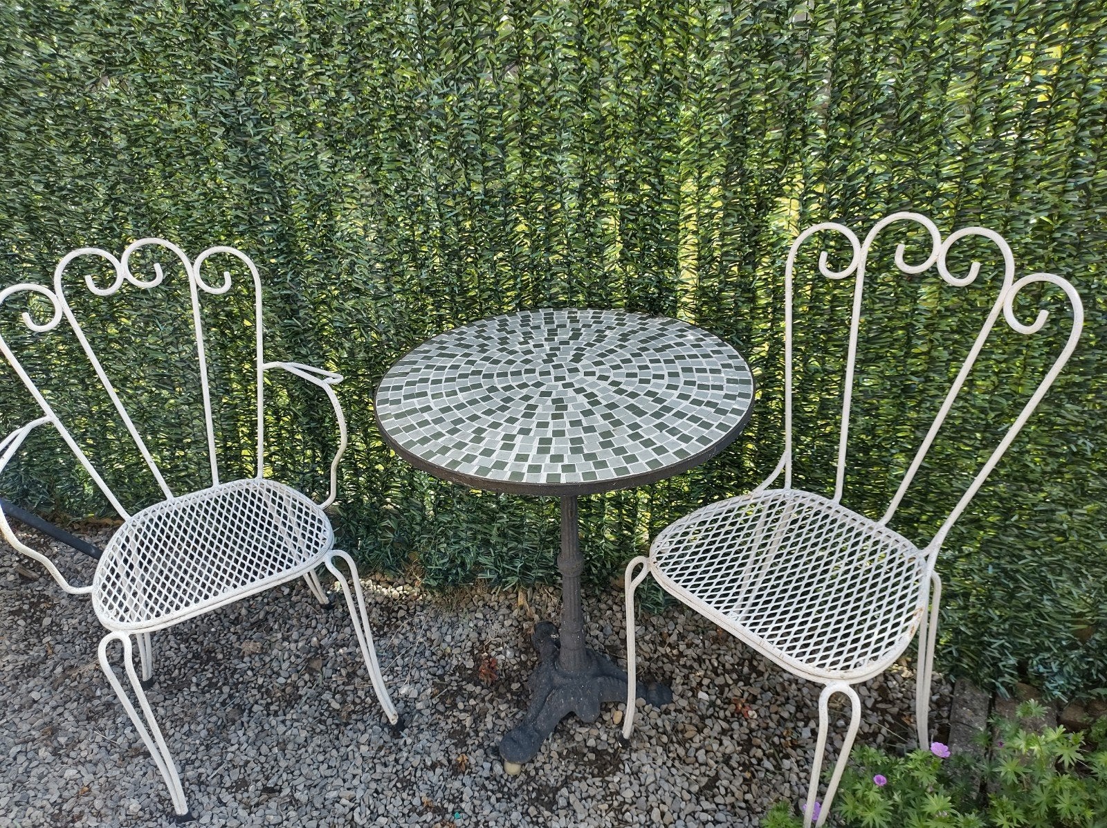 Table bistrot en mosaïque et 2 chaises en fer, Enlèvement