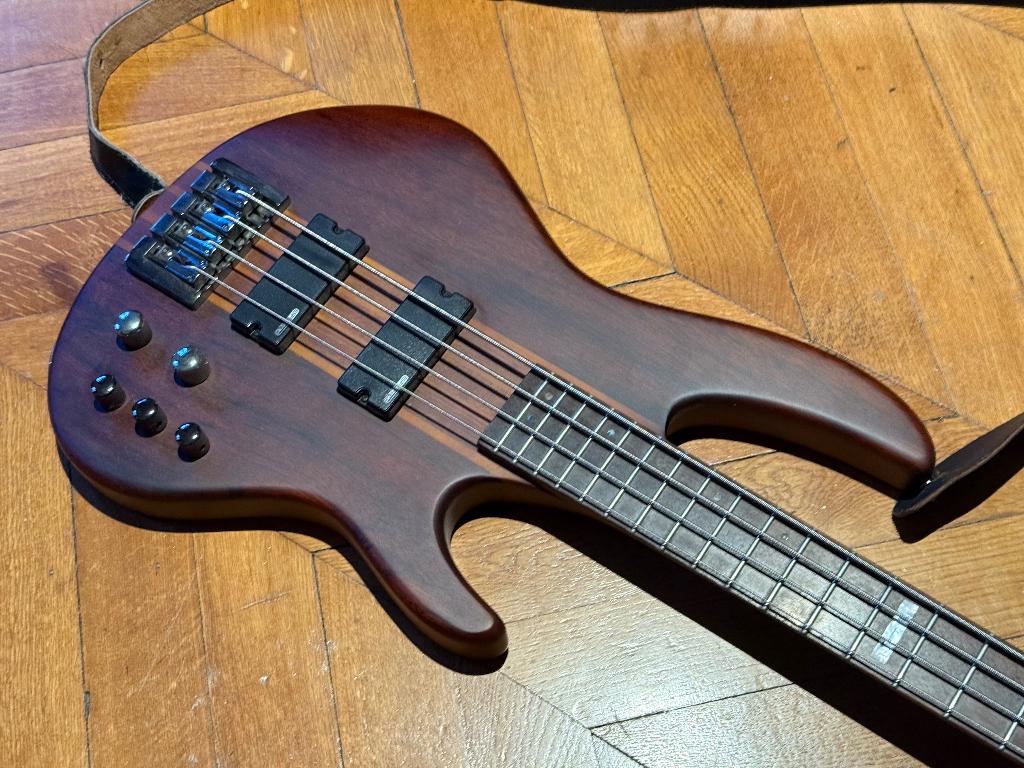Basse active à 4 cordes ESP LTD D4-NS avec étui, Musique & Instruments, Instruments à corde | Guitares | Basses, Enlèvement ou Envoi