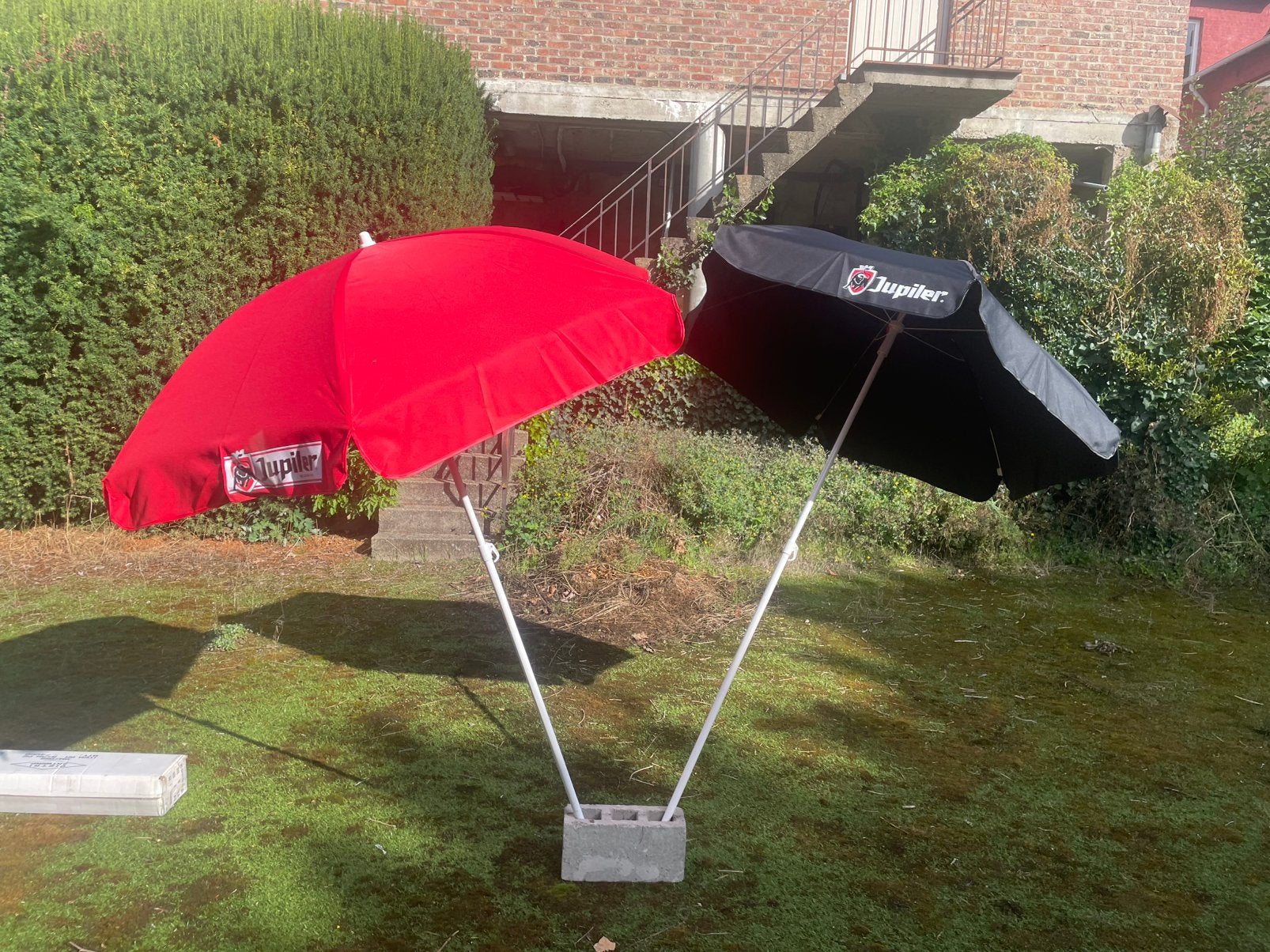 2 parasols jupiler rood/zwart, Tuin en Terras, Ophalen, Verstelbaar, Zo goed als nieuw, 1 tot 2 meter