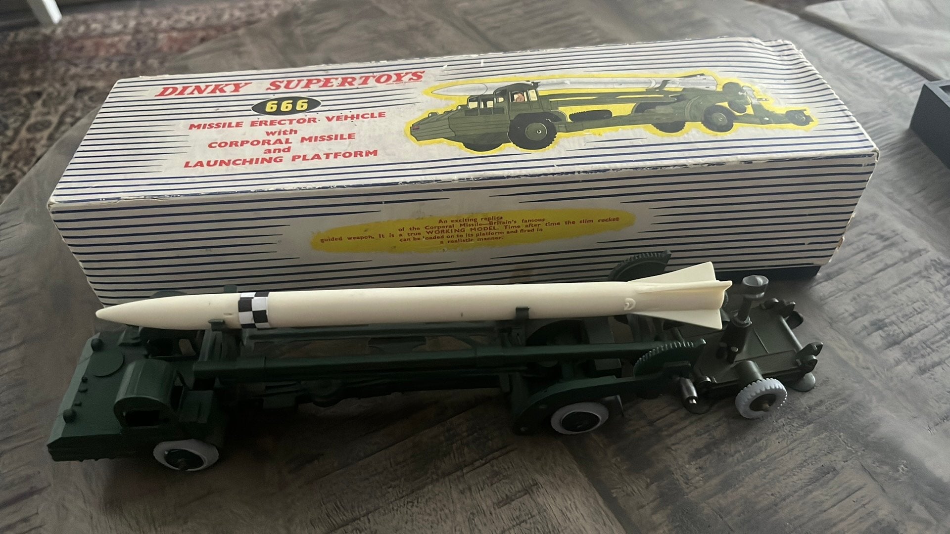 Dinky Toys lanceur de misile avecsa boite  tres bel etat, Enlèvement ou Envoi, Comme neuf, Dinky Toys