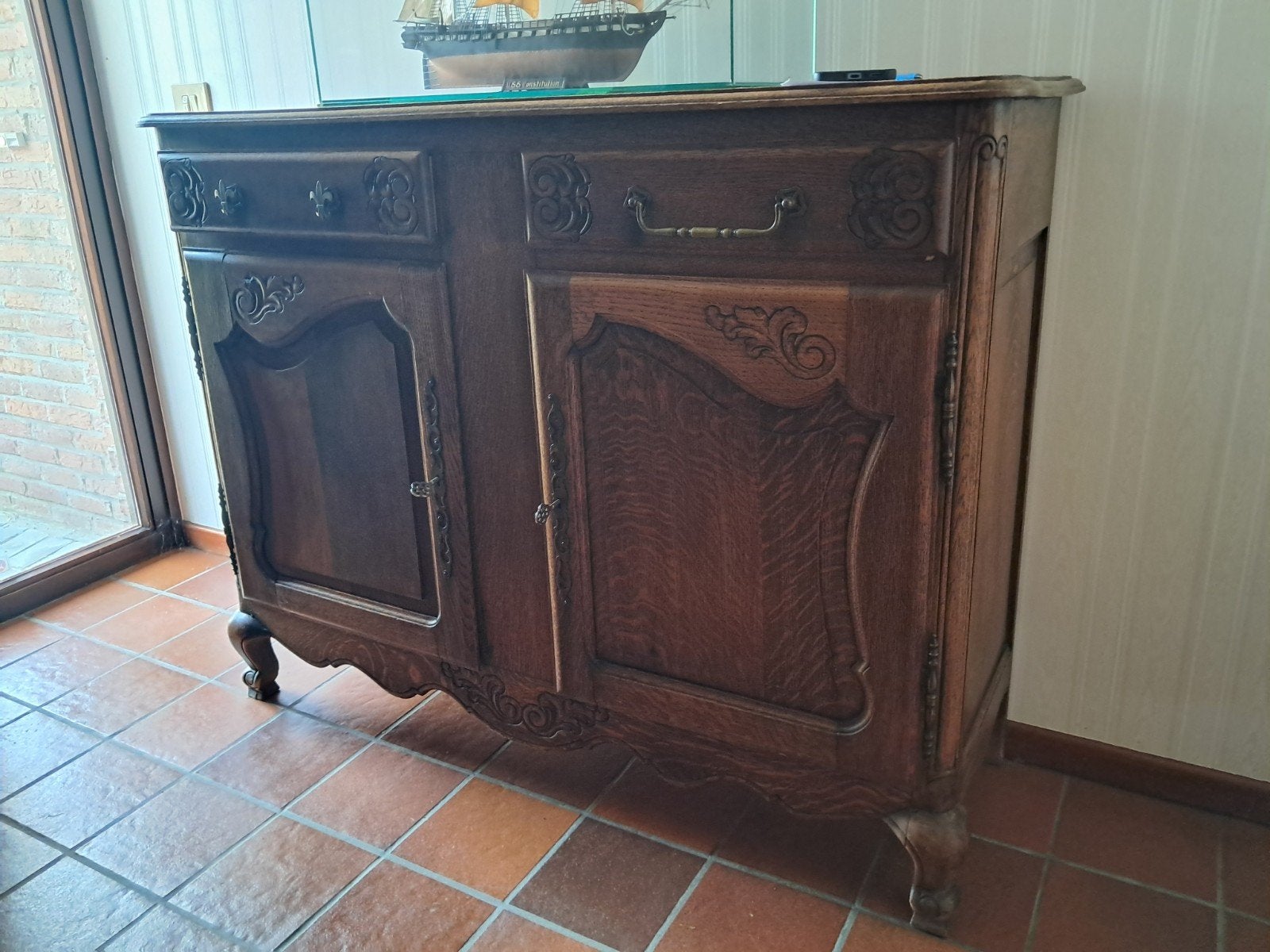 Vol eiken dressoir met florale morieven, Ophalen