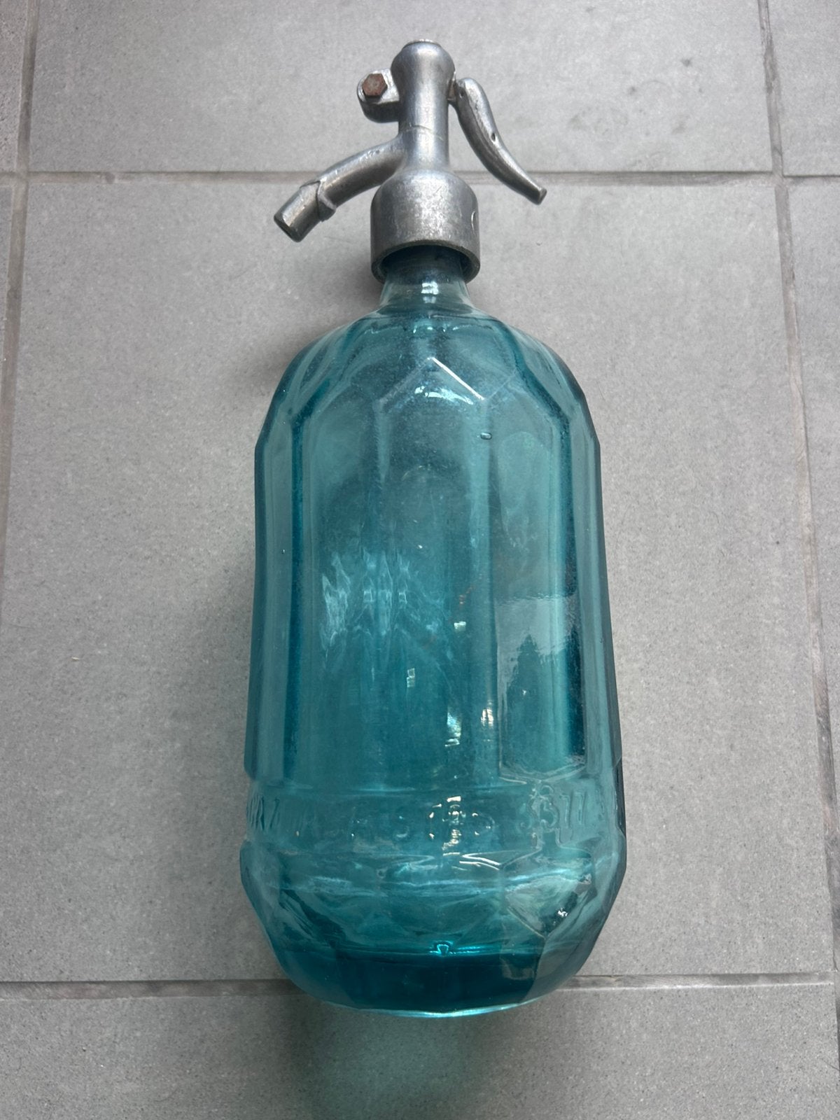 Siphon fles diepblauw met geslepen facetten1942, Verzamelen, Ophalen of Verzenden, Gebruikt, Flesje(s), Overige merken