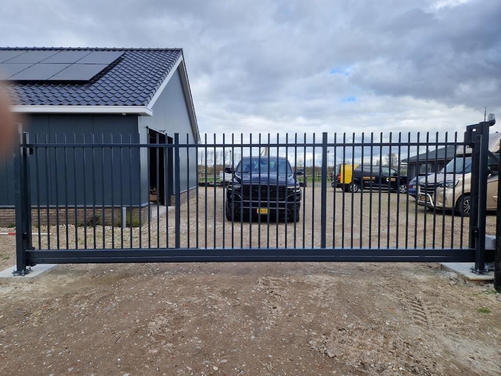 Vrijdragende spijlen schuifpoort en draaipoort incl montage, Tuin en Terras, Ophalen, Nieuw, IJzer, Schuifpoort