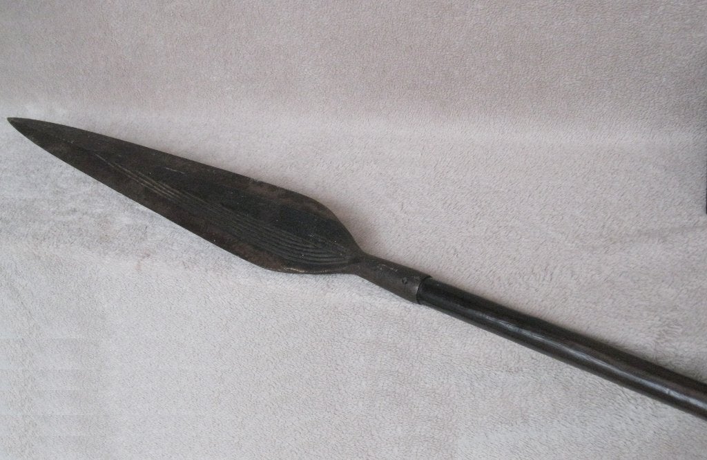 Afrikaanse antieke speer., Ophalen
