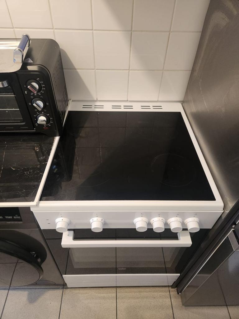Cuisinière BEKO FSM67010GW comme neuve