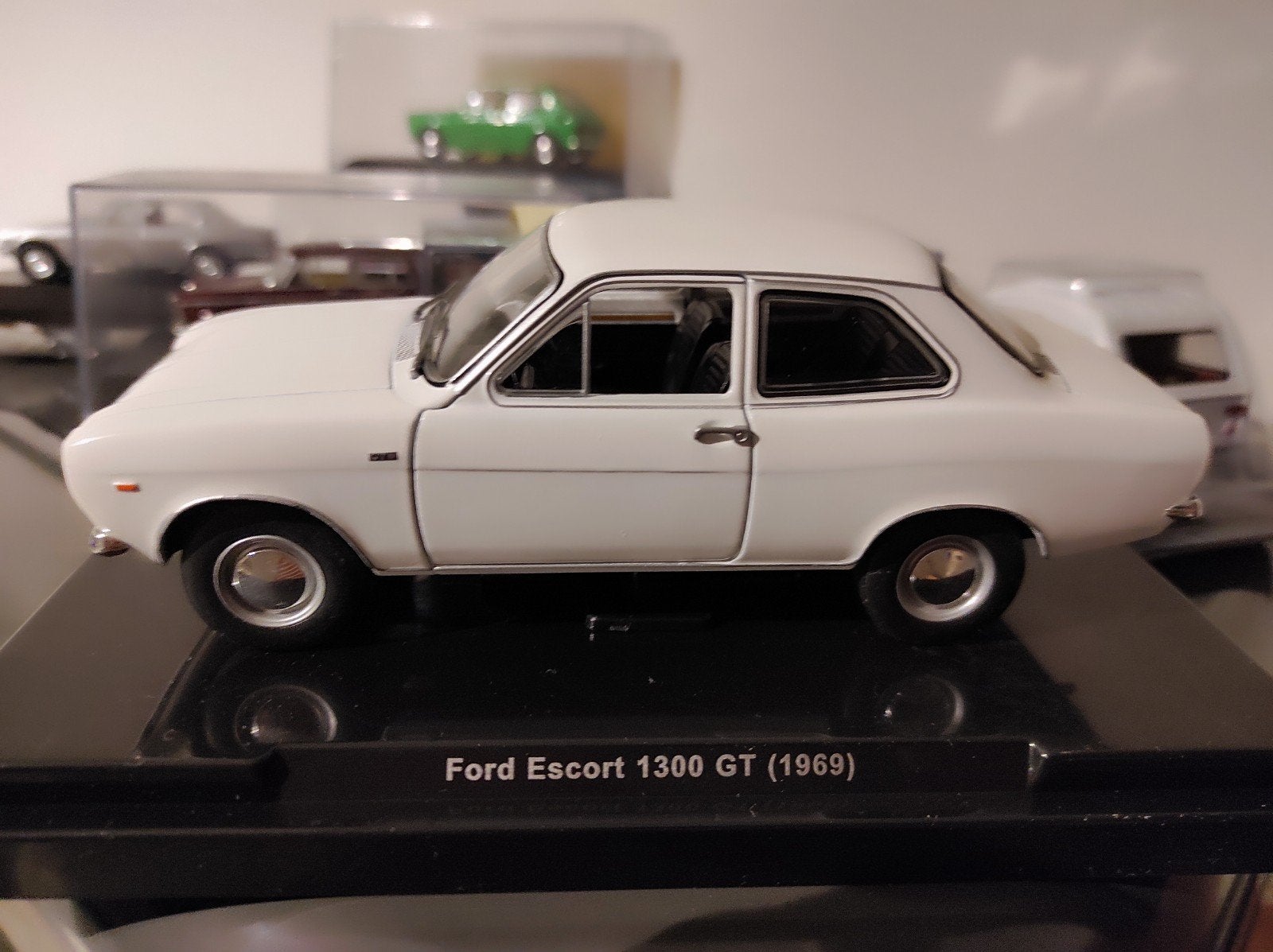 Ford Escort 1300 GT  wit 1969, 1:24 met magazine., Hobby en Vrije tijd, Ophalen of Verzenden