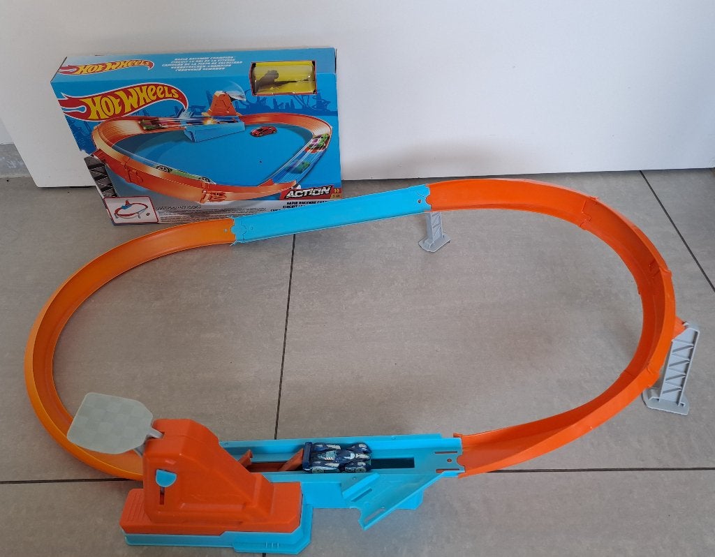 Racebaan HotWheels met auto, Enfants & Bébés, Jouets | Circuits, Enlèvement, Hot Wheels, Circuit, Utilisé