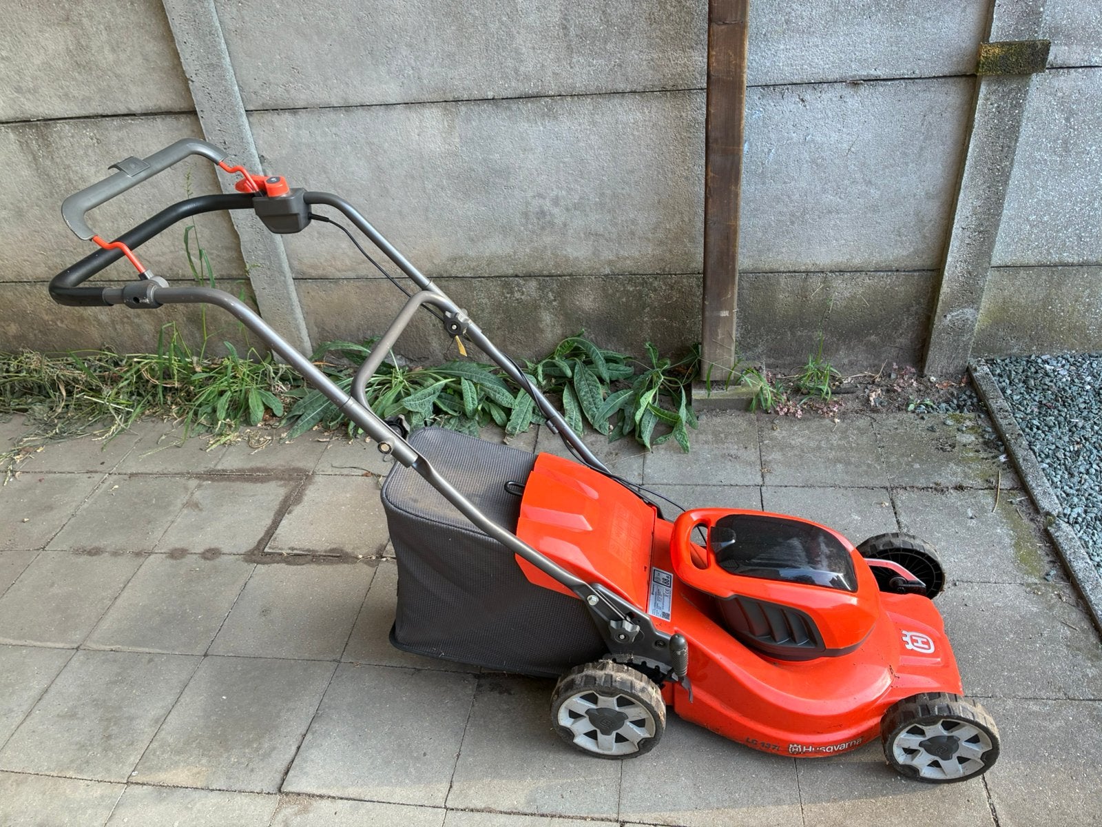 Husqvarna lc137i, kapot, voor onderdelen, Tondeuses à gazon sur batterie, 30 à 39 cm, Enlèvement, Utilisé