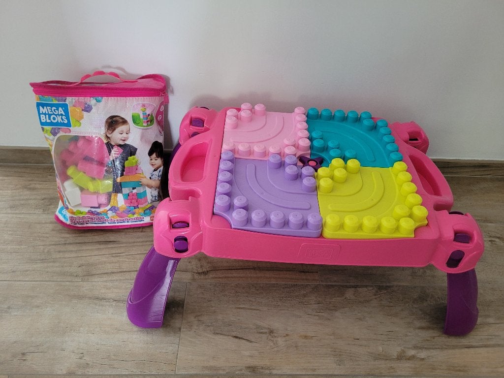 Mega bloks et table, Kinderen en Baby's, Speelgoed | Bouwstenen, Ophalen, Gebruikt, Megabloks