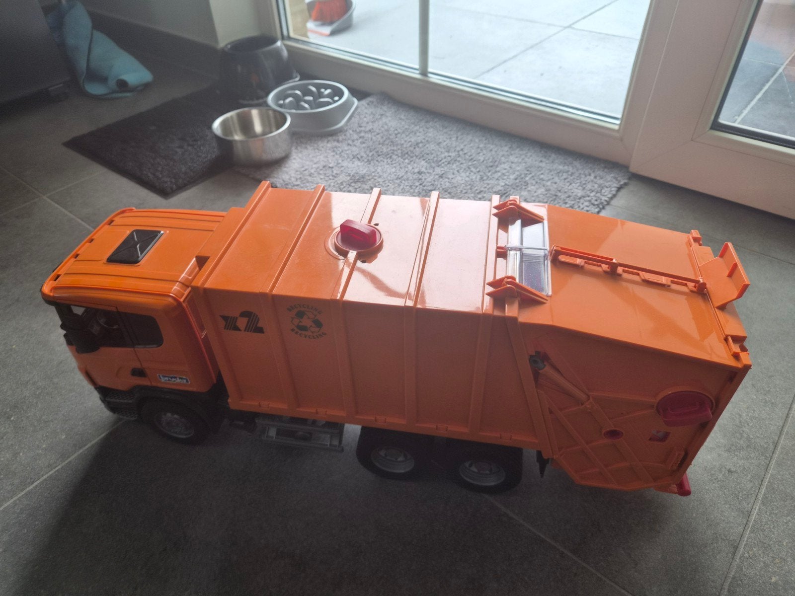 Bruder oranje vuilniswagen, Ophalen