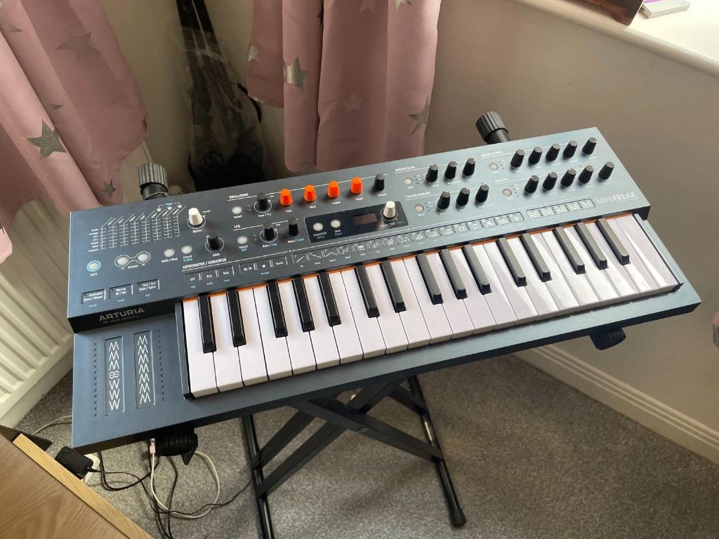 Synthétiseur hybride Arturia MiniFreak, Musique & Instruments, Synthétiseurs, Autres marques, Utilisé, Avec pied, Enlèvement ou Envoi