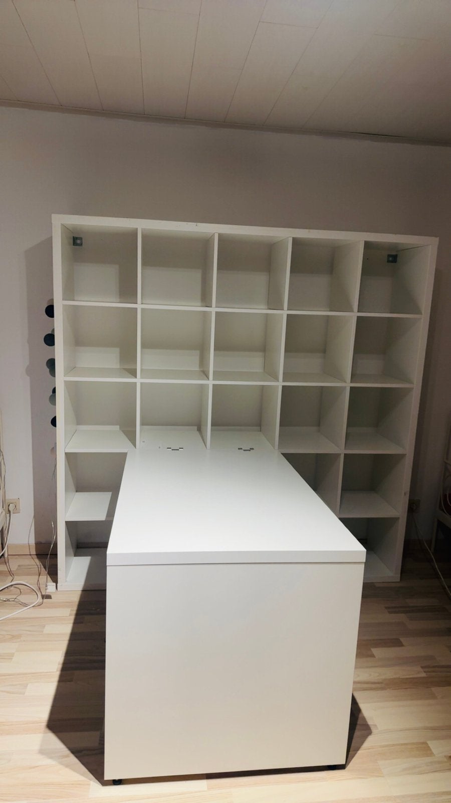 Witte IKEA plank met geïntegreerd bureau, veel opbergruimte, Huis en Inrichting, Ophalen, Nieuw