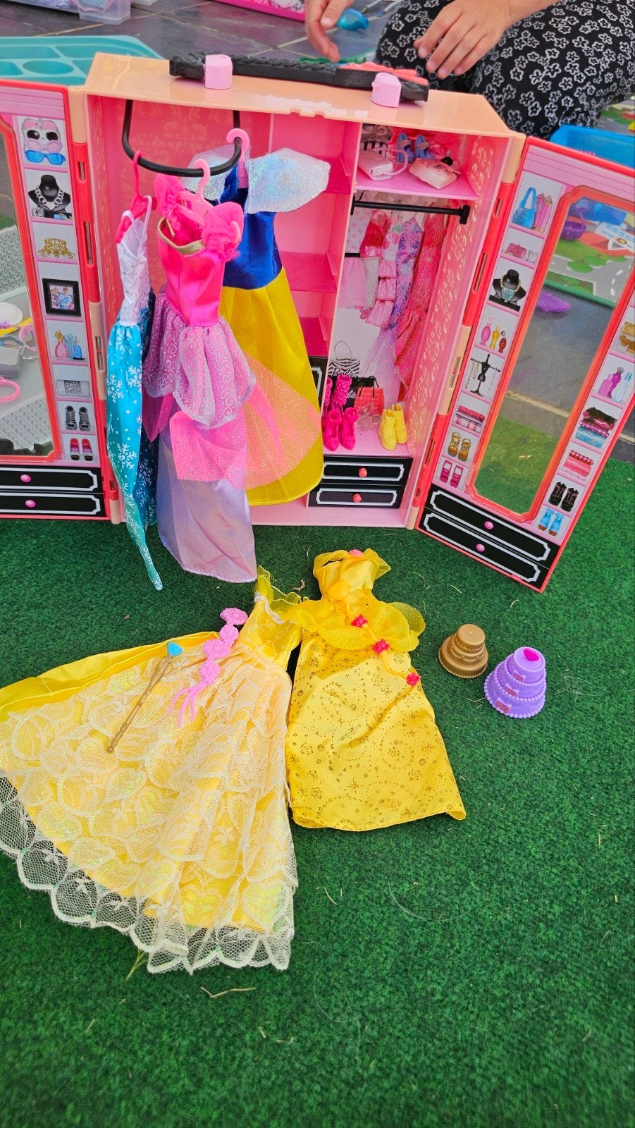 barbie kleerkast met prinsessenkleedjes, Kinderen en Baby's, Ophalen, Barbie
