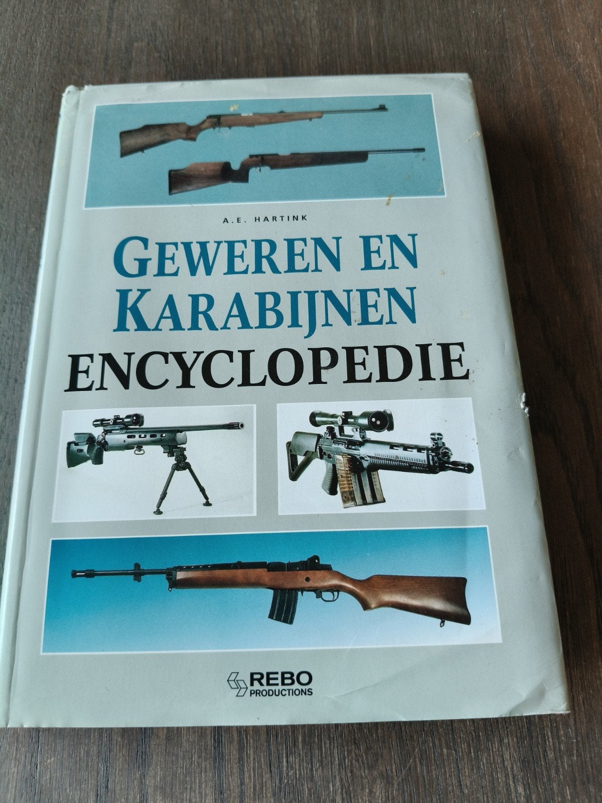 Geillustreerde geweren en karabijnen encyclopedie, Ophalen of Verzenden, A.E. Hartink