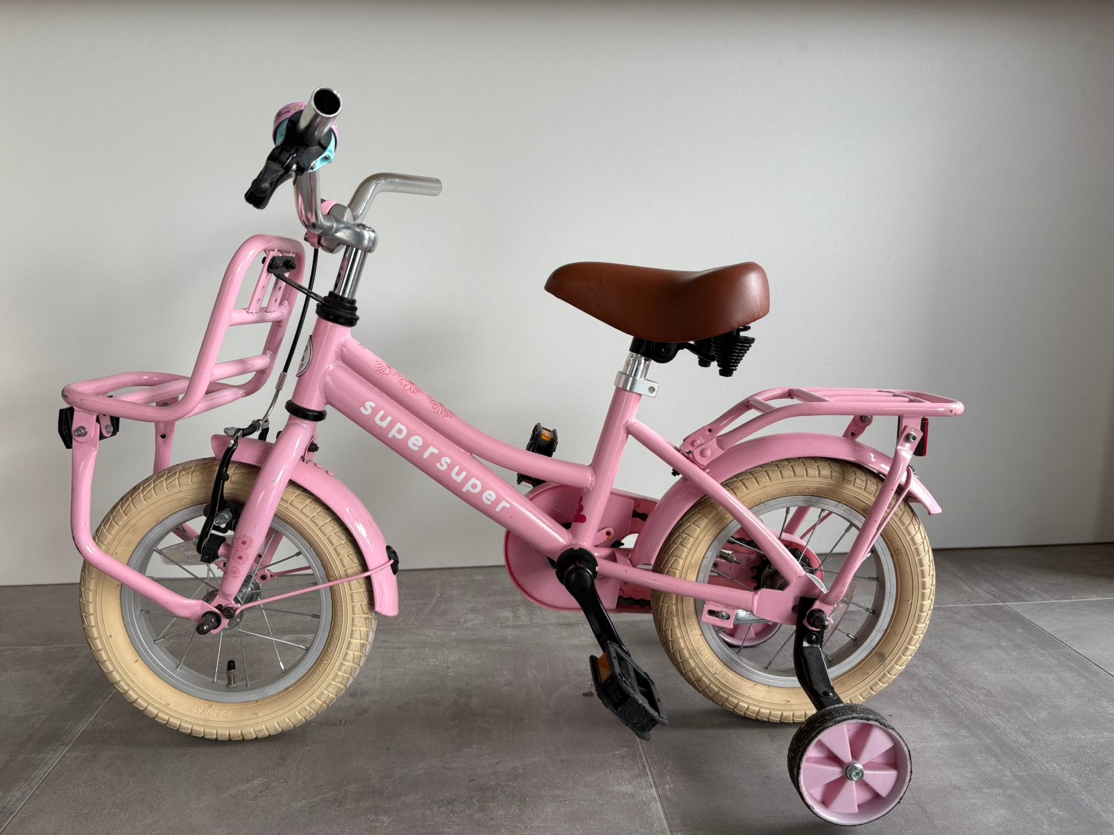 SuperSuper Meisjesfiets met zijwielen/baggagerekken 14inch, Ophalen, Zijwieltjes, Gebruikt, Velgrem