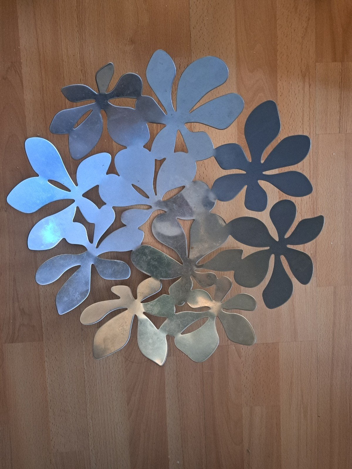 Bol décoratif en métal en forme de fleur, Dessous de plat, Comme neuf, Enlèvement, Autres couleurs