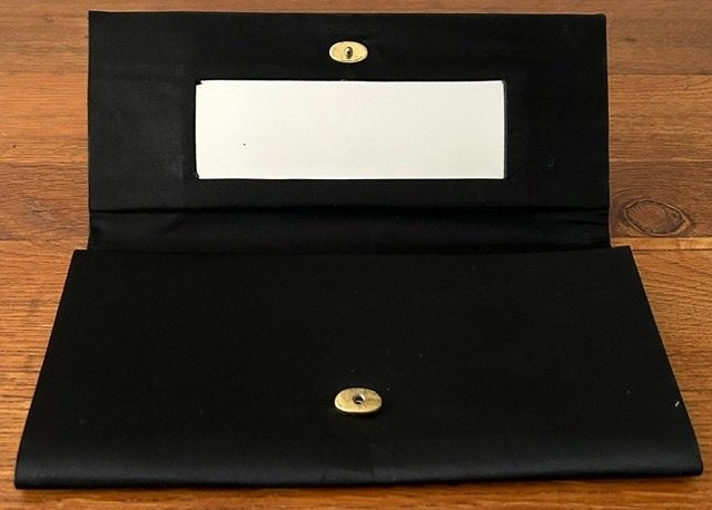 Hippe vintage satijnen zwarte clutch met binnenspiegeltje, Ophalen, Zo goed als nieuw, Zwart, Avondtasje