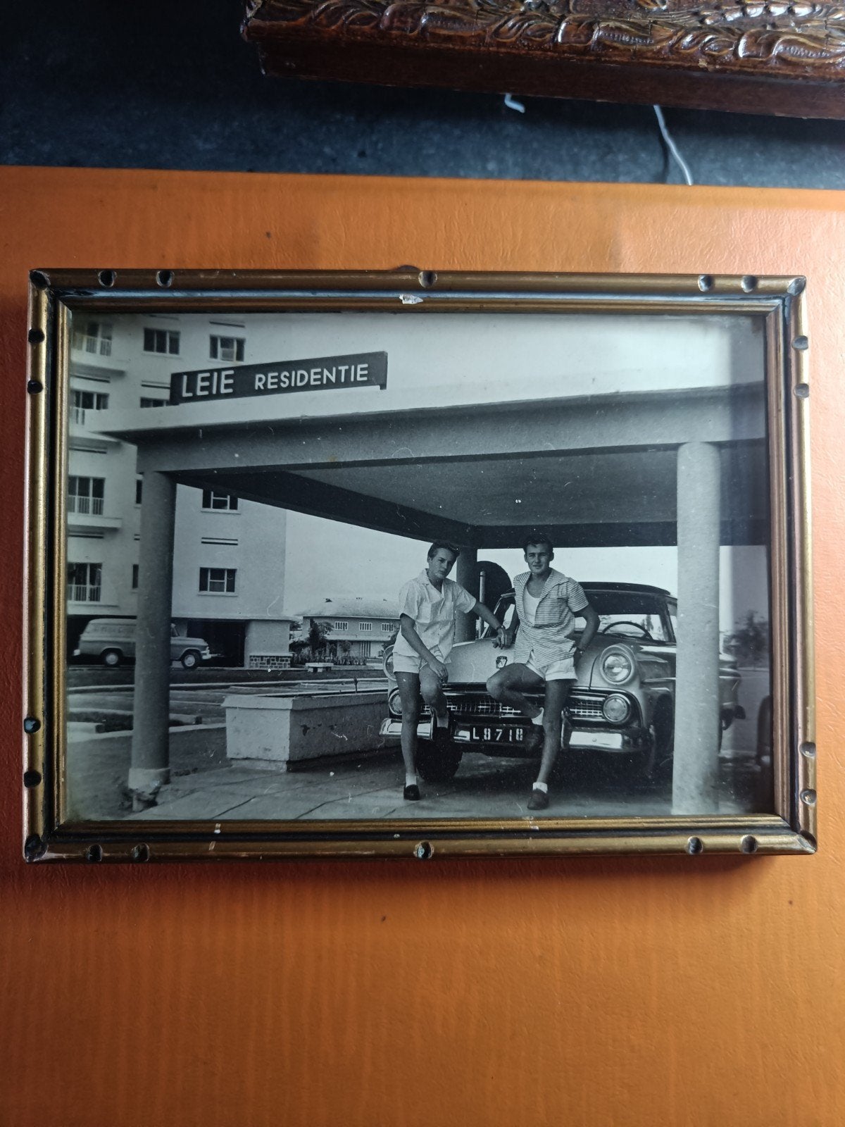 Cadre vintage  avec photo d époque en noir et blanc, Antiek en Kunst, Ophalen of Verzenden, Foto