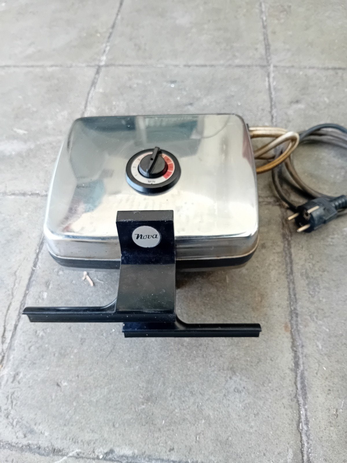 Gaufrier Nova avec thermostat. Il y a 3 plaques en tout. 

P, Enlèvement ou Envoi