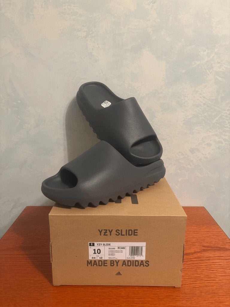 Yeezy Slide Slate Grey Maat EU44,5 / US10, Slippers, Overige kleuren, Nieuw, Ophalen of Verzenden