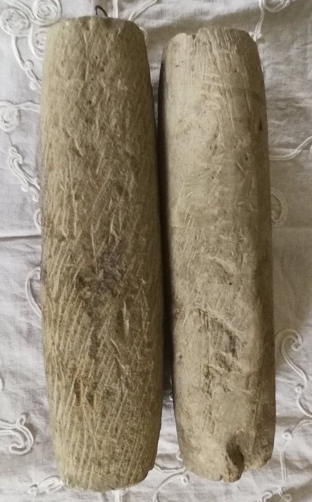 Antieke klok, gewichten in zandsteen aan touw., Antiek en Kunst, Ophalen